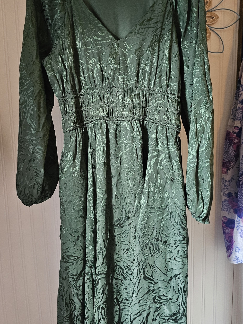 Taylor Emerald Green Long Sleeve V-Neck Dress Holiday Dress!
